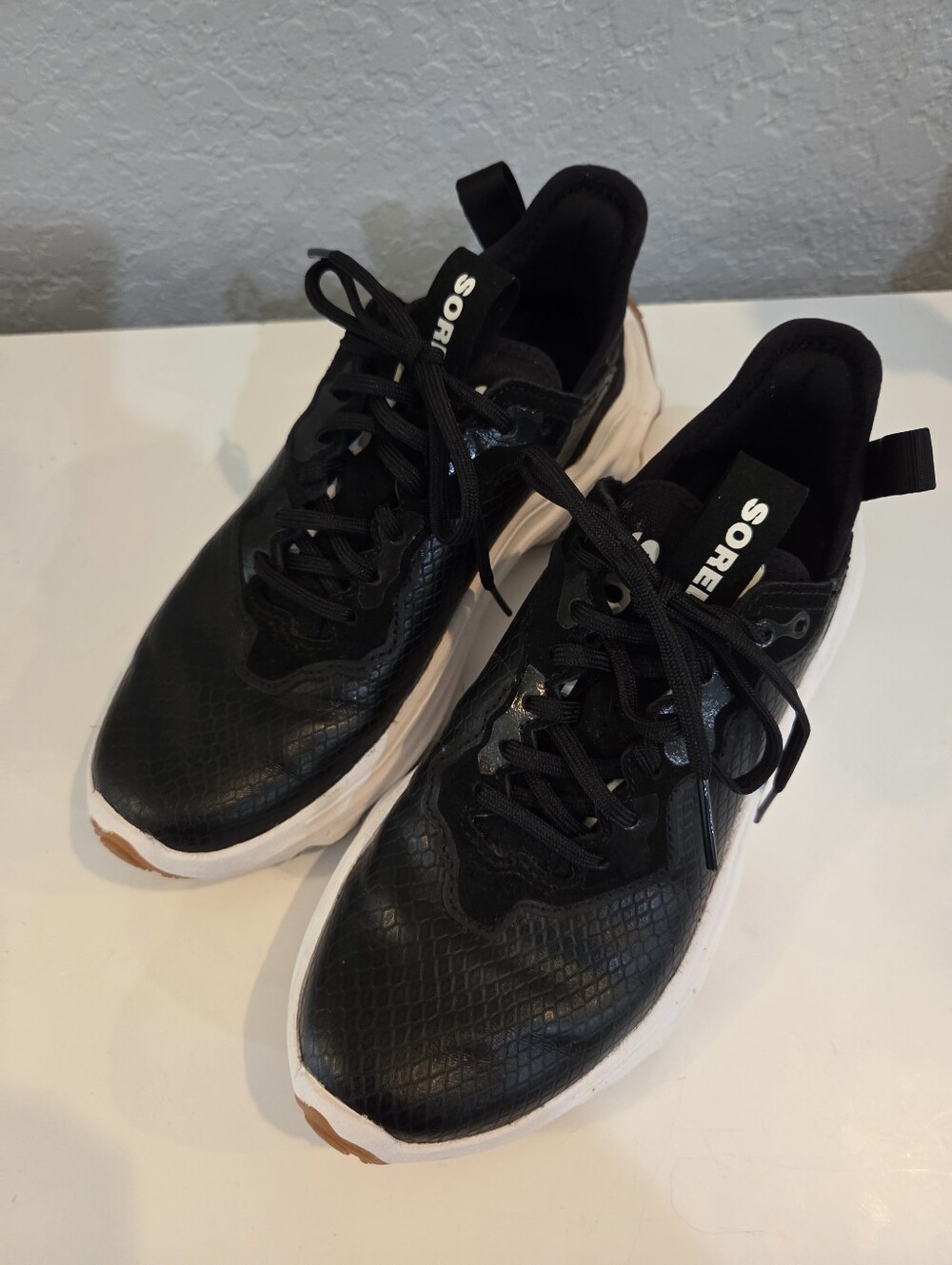 Sorel Women's Kinetic Breakthru Black and White Low-Top Sneakers Sz 5